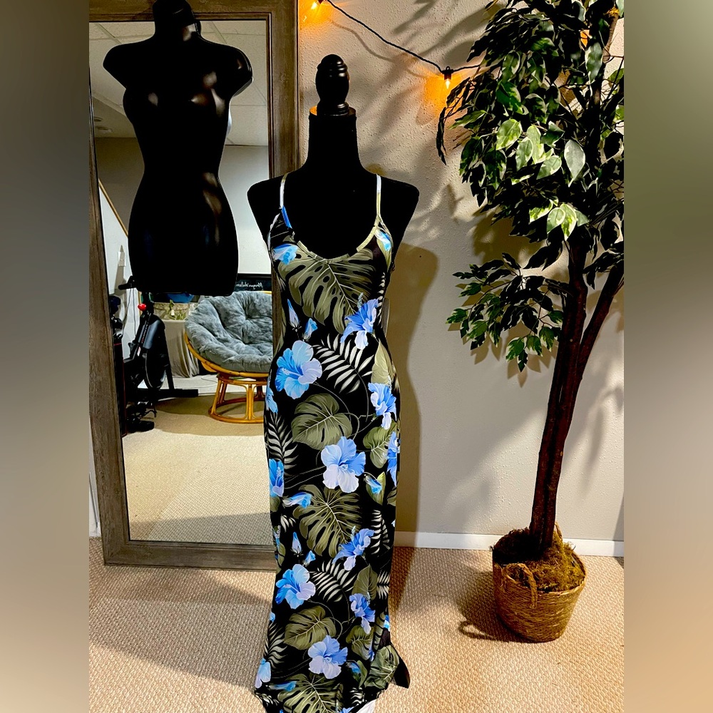 Maxi Dress for your next cruise! new w/ tags! You’re gonna look great in it!